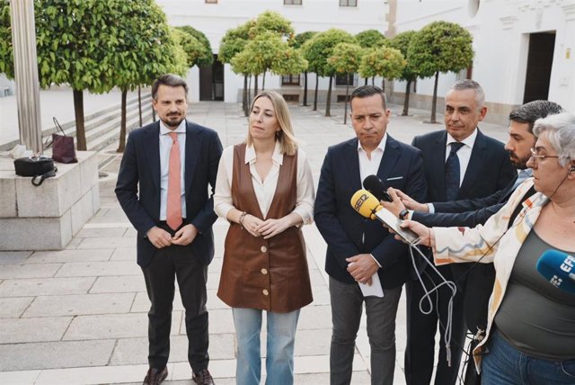 PP y Vox llegan a un acuerdo de gobierno en Extremadura, por el que Vox ...