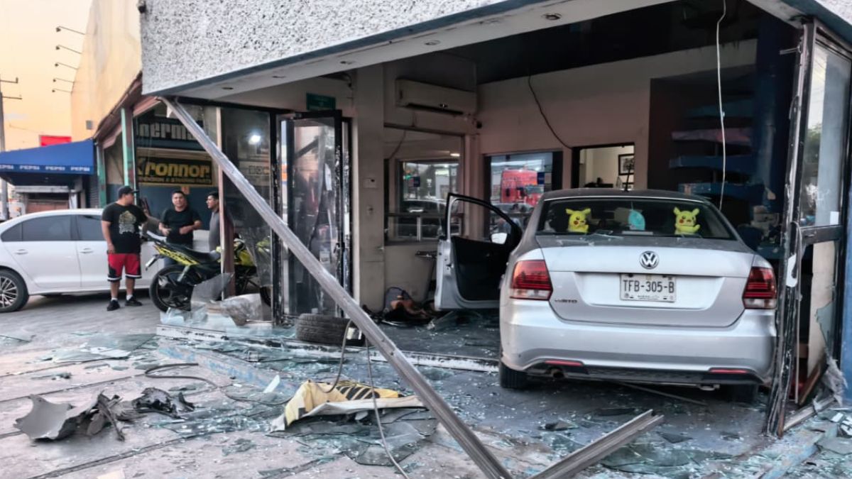 Auto embiste motocicleta y termina dentro de un taller en Guadalupe ...