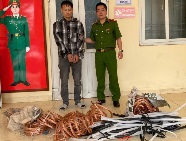 Mang theo đồ nghề, đột nhập vào kho của công ty để trộm cắp tài sản