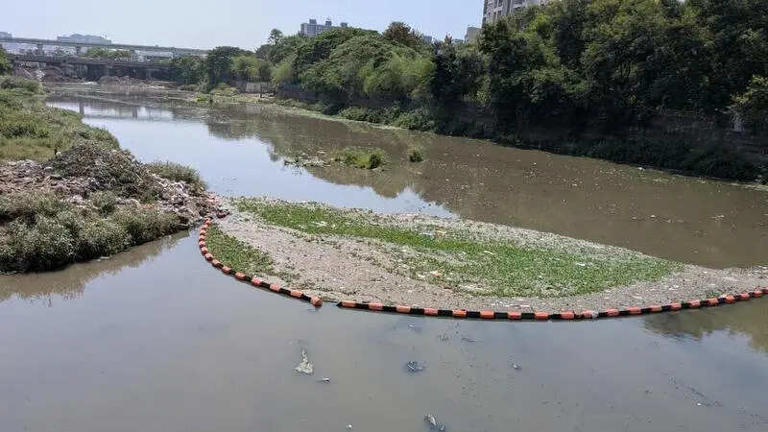 Milwaukee DPW begins unclogging sewer drains to clear flooded roads