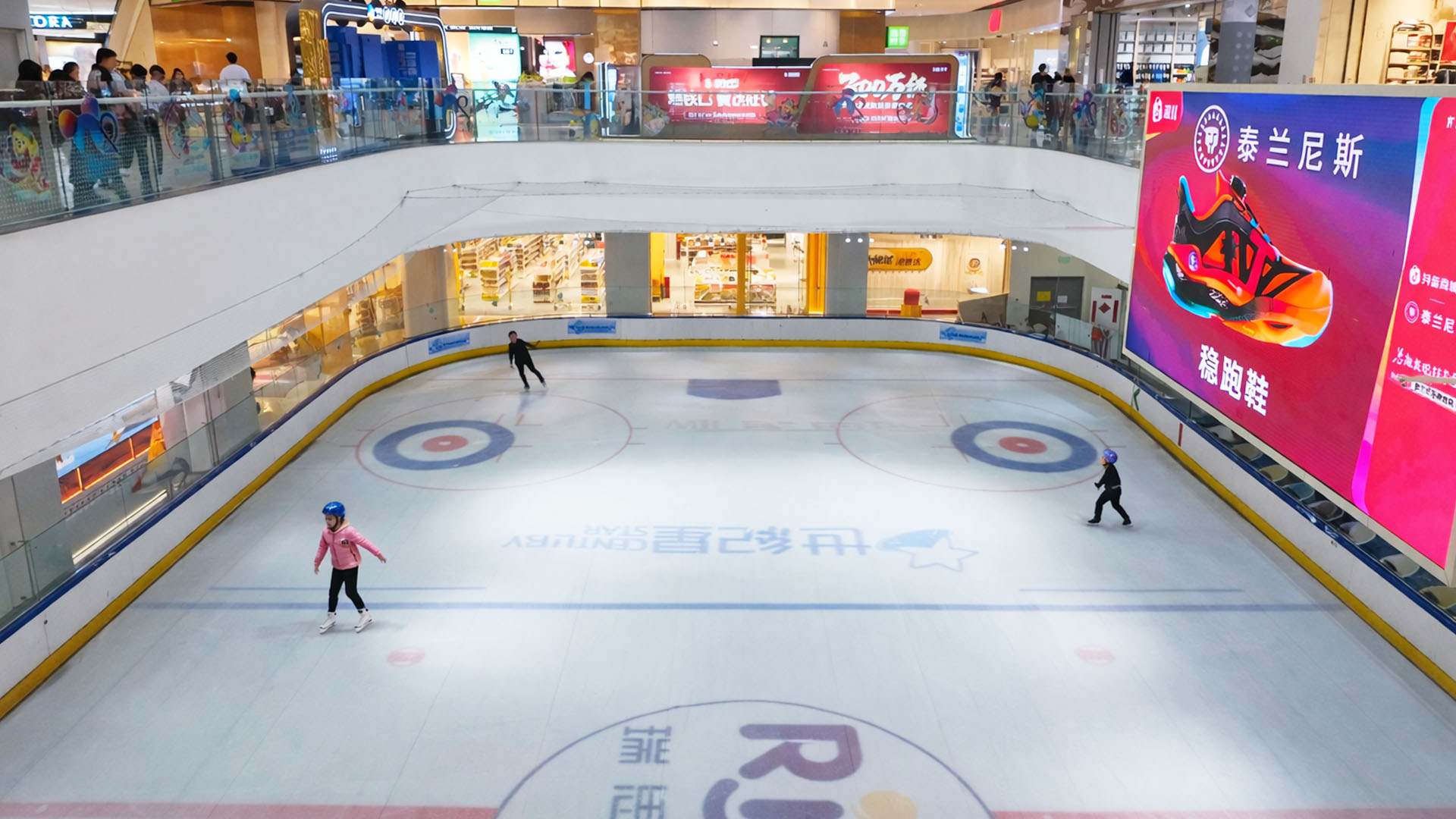 This China mall combines shopping space with a public ice rink