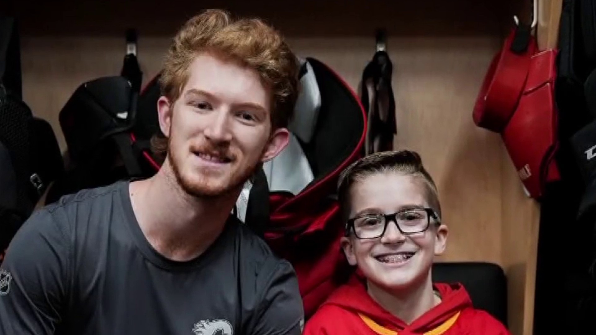 Young hockey fan meets his hockey hero after viral moment
