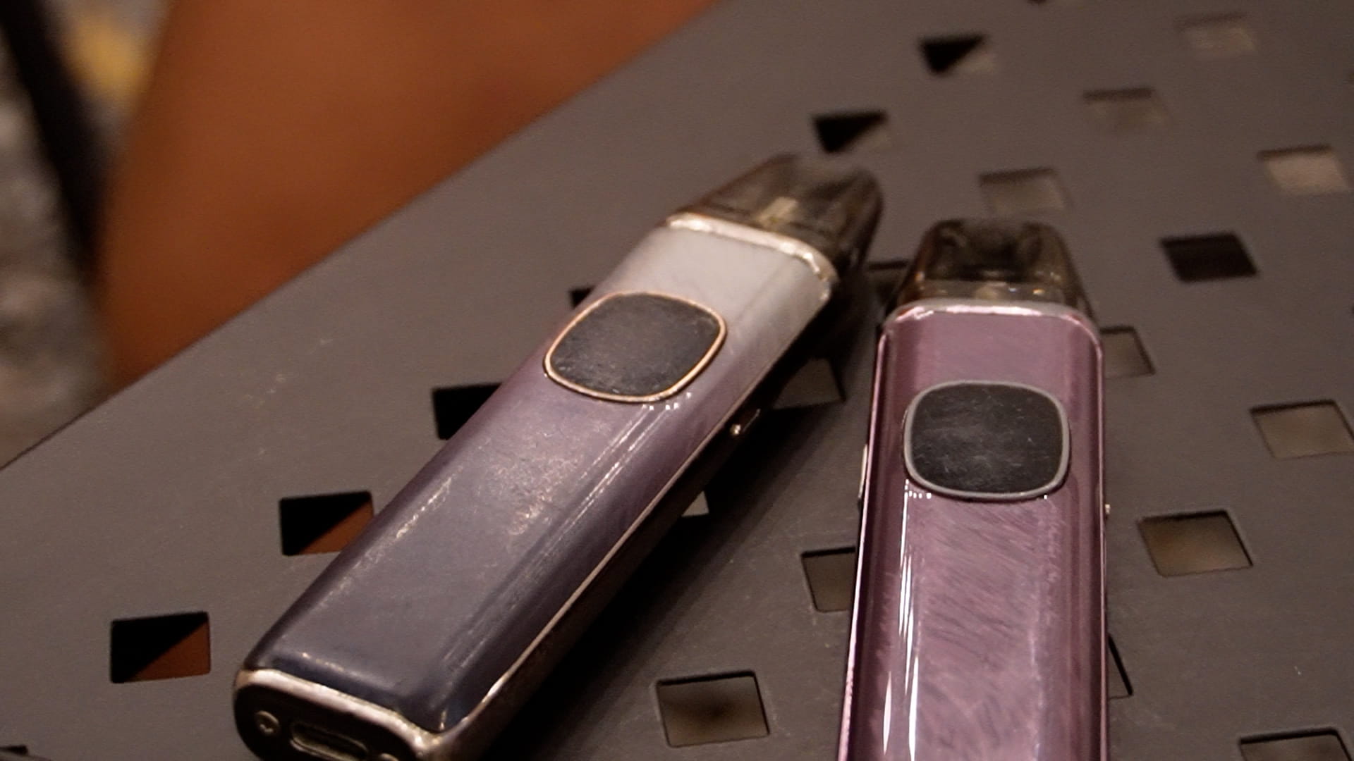 Nhiều người trẻ vẫn lén đặt mua online thuốc lá điện tử