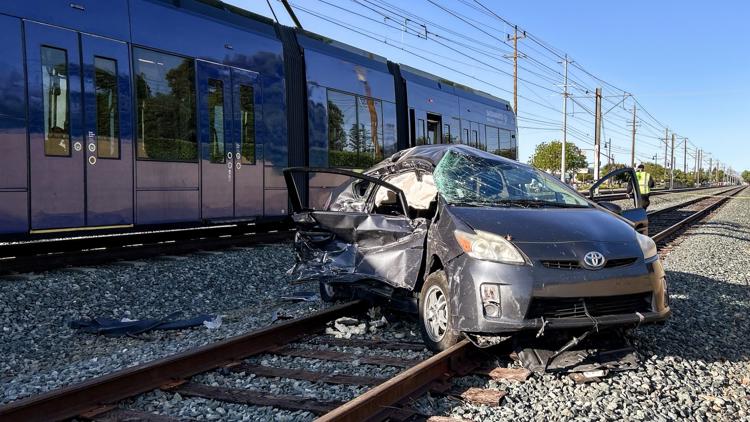 1 dead, 2 injured in vehicle, light rail crash in Rancho Cordova