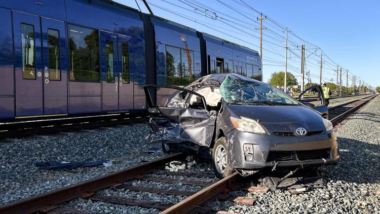 1 dead, 2 injured in vehicle, light rail crash in Rancho Cordova