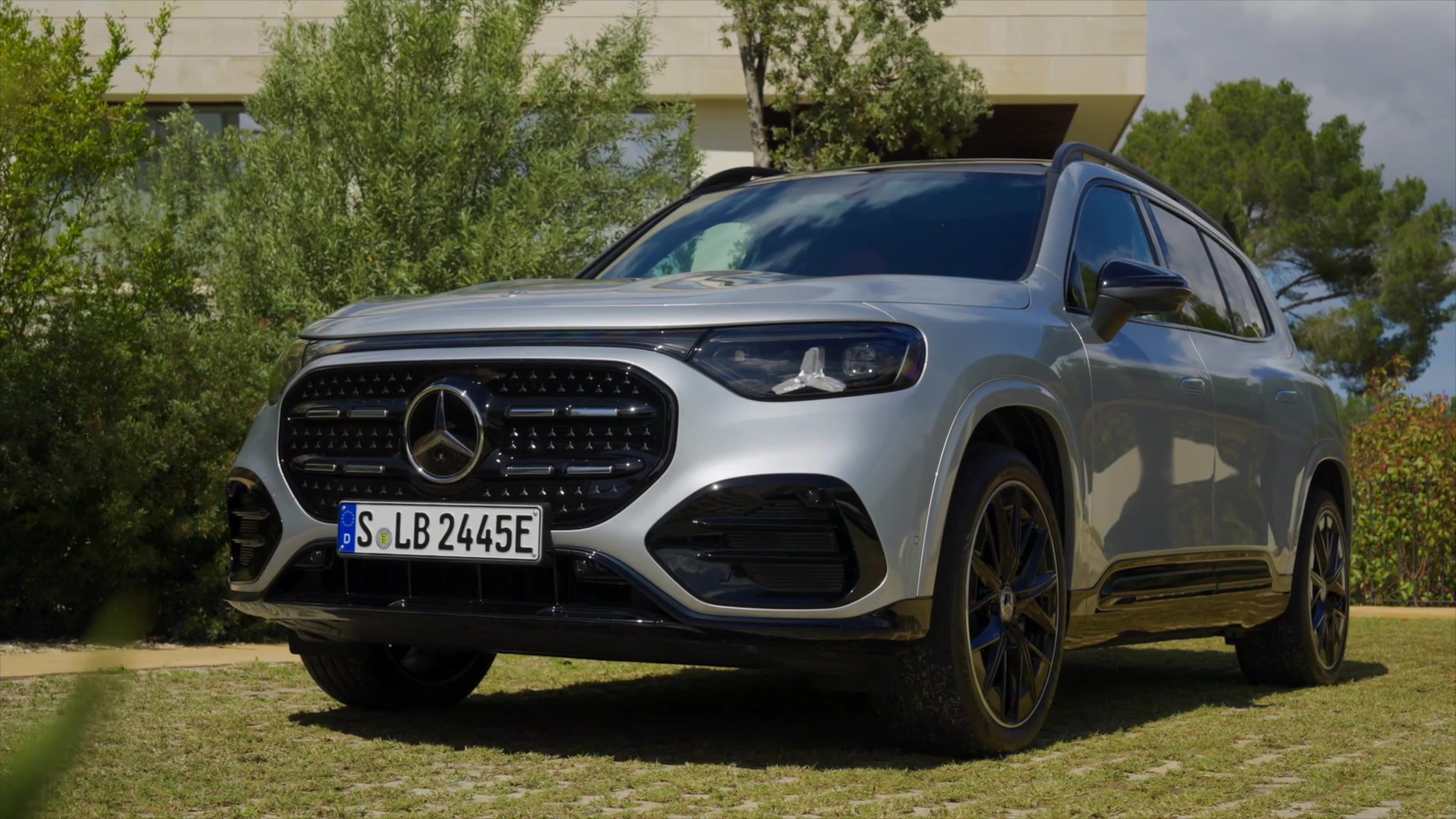 Mercedes-Benz GLB 250+ with EQ technology in high-tech silver metallic ...