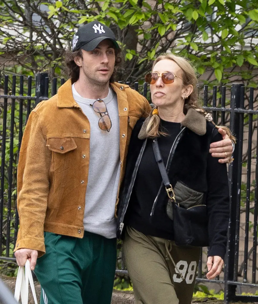 Đạo diễn '50 sắc thái' và chồng kém 23 tuổi vẫn mặn nồng sau 14 năm kết hôn