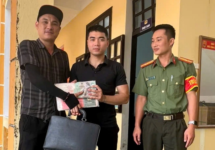 Phát hiện cặp chứa 350 triệu đồng đánh rơi, thanh niên đến công an nhờ tìm người mất