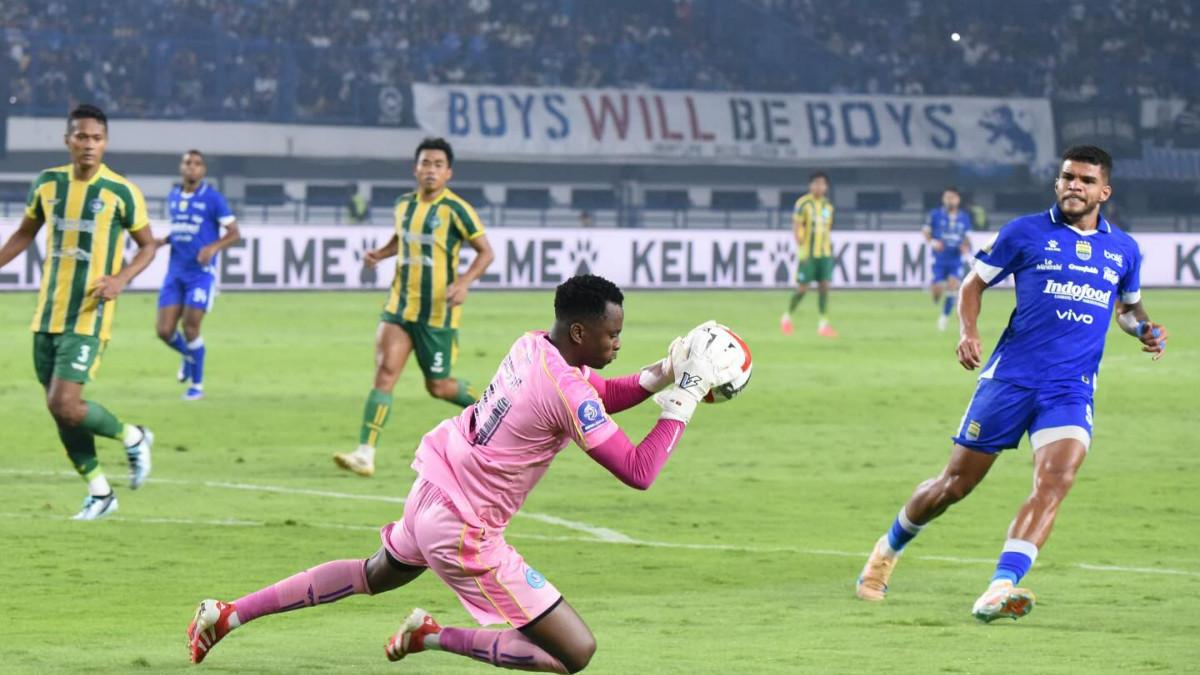KIPER APIK: Potret Kadu, kiper PSBS Biak saat melakukan penyelamatan (saves) ketika lawan Persib Bandung dalam pekan 18 Super League 2025-2026 di Stadion Gelora Bandung Lautan Apik (GBLA), Bandung, Jawa Barat, Minggu (25/1/2026). (Instagram @kadum_oficial_41)