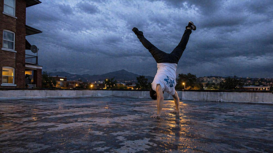 Tanzszene verbindet klassische Musik und Breakdance