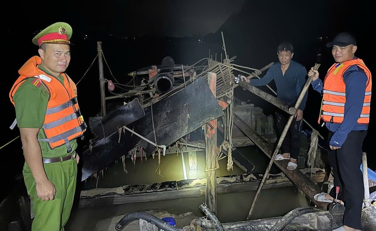 Xử lý người khai thác cát trái phép trên sông Gianh lúc rạng sáng