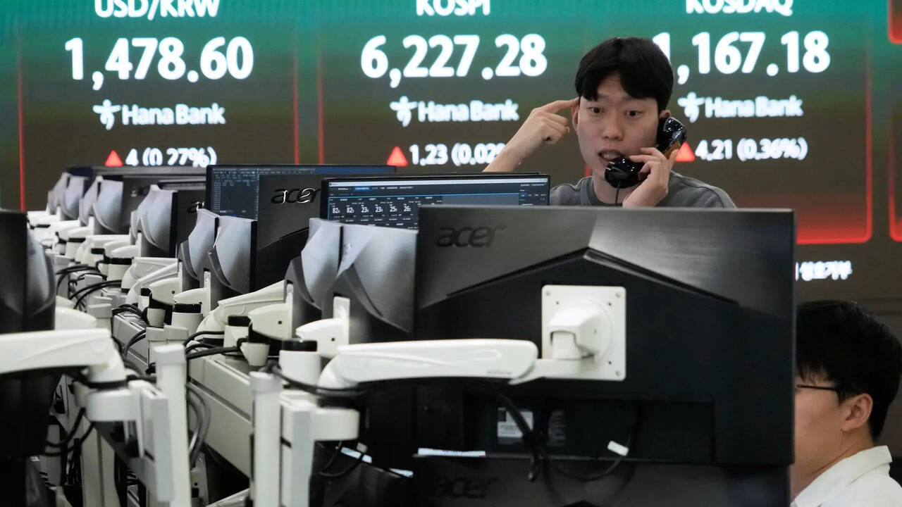 Asian stocks decline as oil prices fall following Wall Street record
