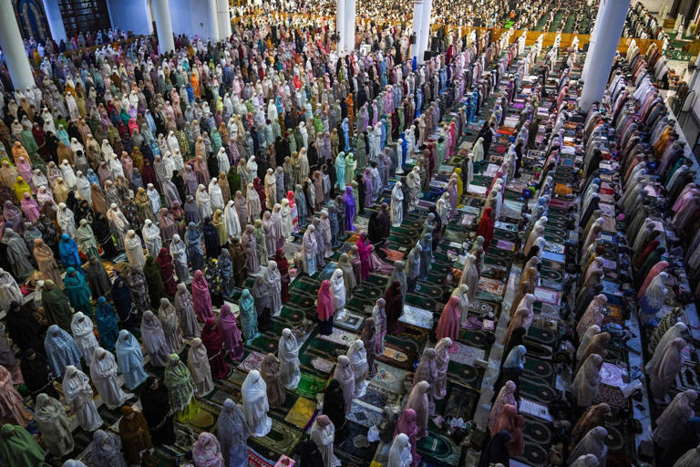 Indonesian Muslim women offer prayers during Ramadan at the Al Akbar mosque in Surabaya. Activists are calling for more state support for single parents. Photo: AFP