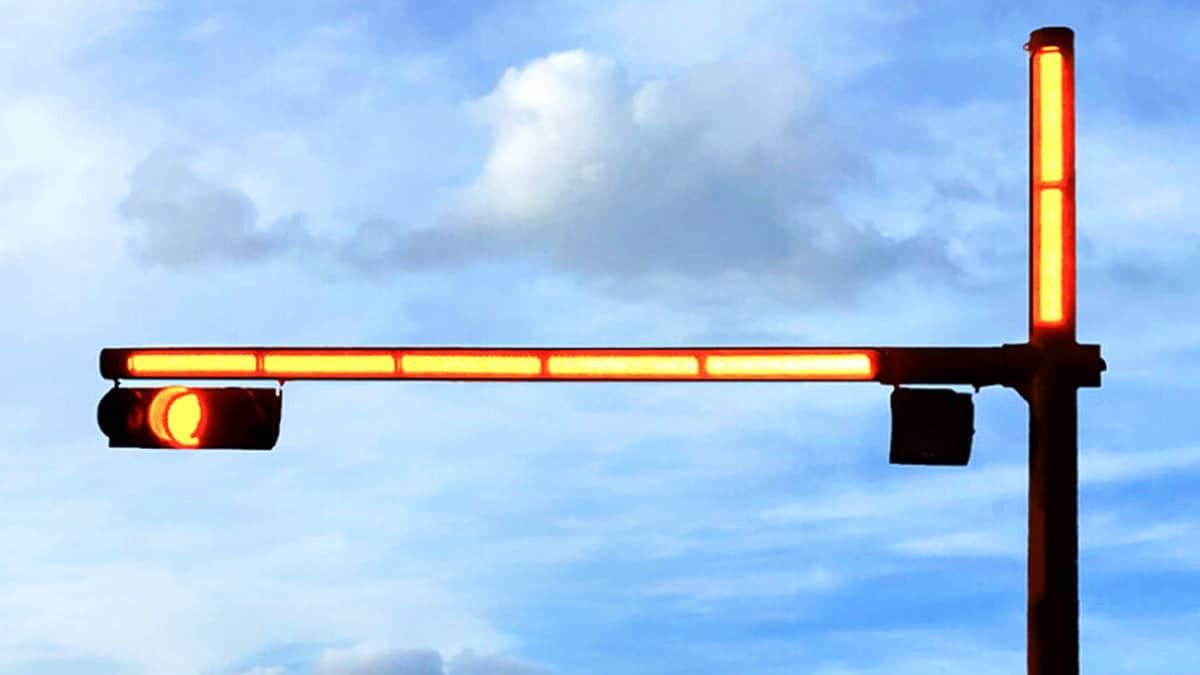 New LED traffic signal assist lights reduce violations by 67%, stop ...
