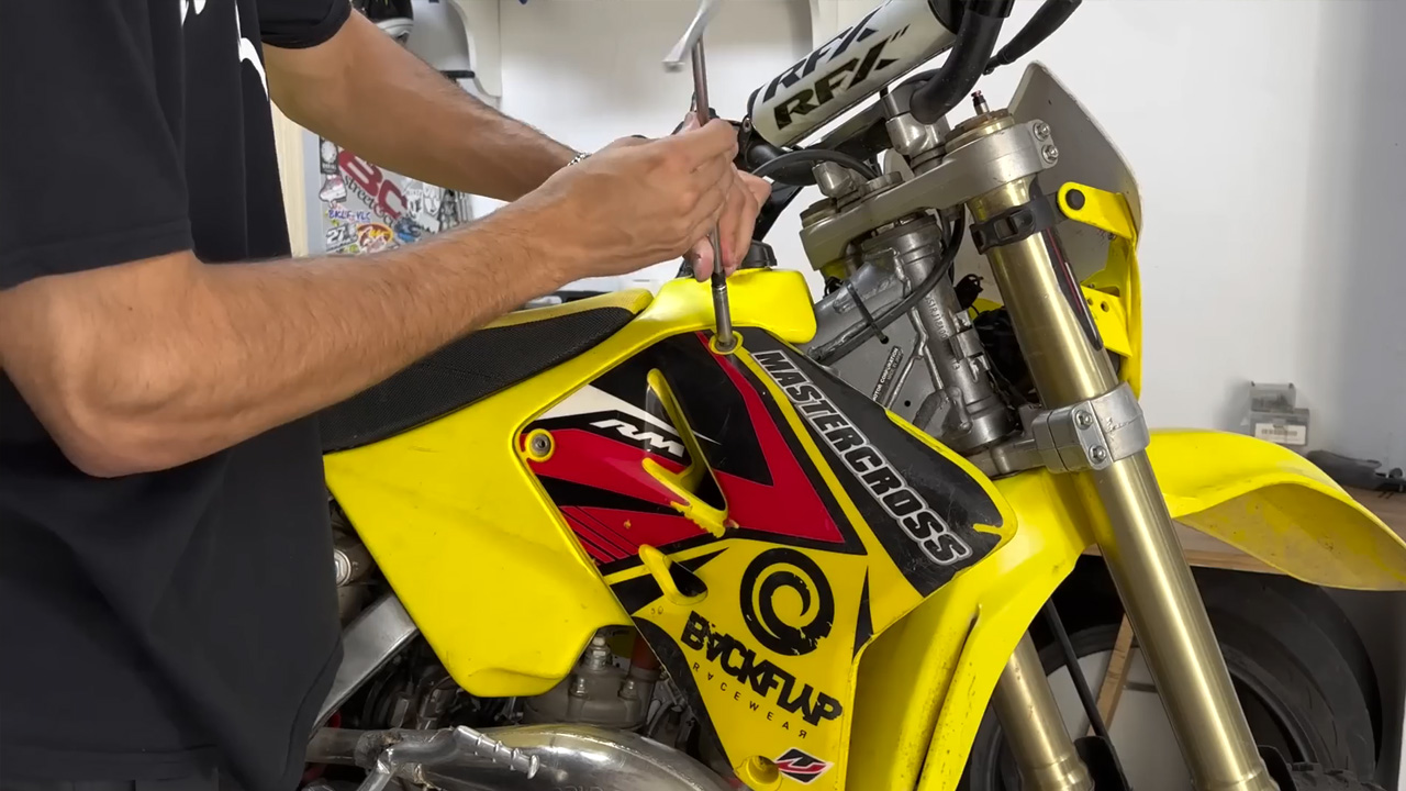 Una RM 250 averiada recibe una reconstrucción completa