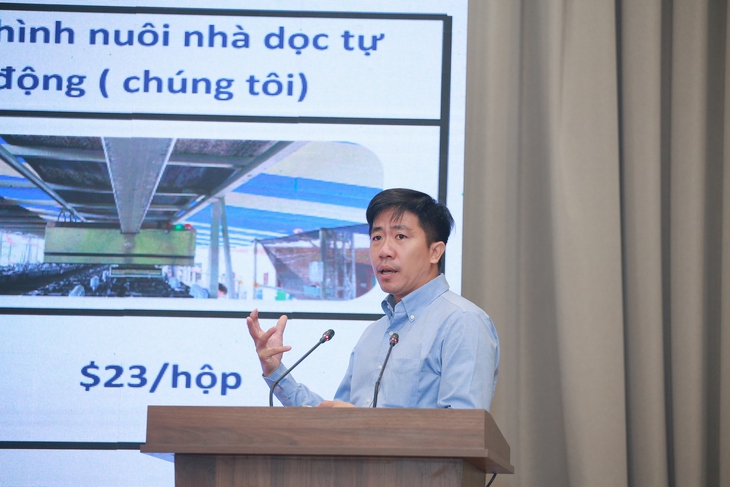 Ông Lê Mai Tùng chia sẻ về kỹ thuật áp dụng công nghệ nuôi cua lột thu hút các doanh nghiệp Nhật Bản, Mỹ quan tâm, đặt hàng, mang lại giá trị cao hơn cách nuôi thông thường - Ảnh: Q.A.