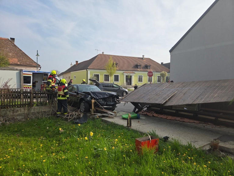 Zwei Pkw kollidierten auf einer Kreuzung in Oberstinkenbrunn und rissen ein Buswartehäuschen um.&nbsp;
