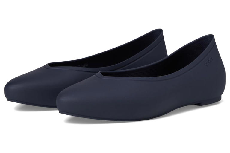 16 surprisingly stylish (and supportive) travel shoes you’d never guess ...