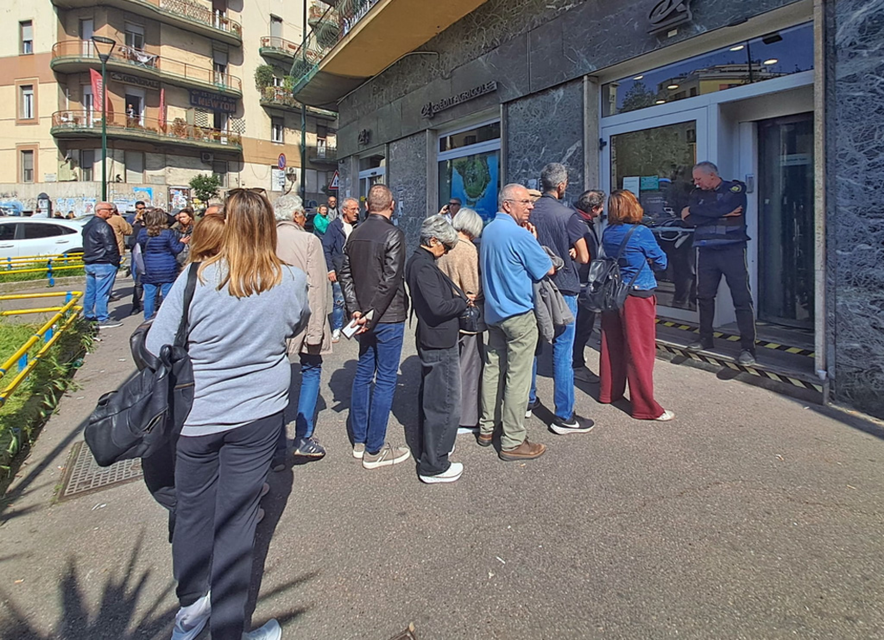 Manhunt launched after bank robbery with hostages in Naples