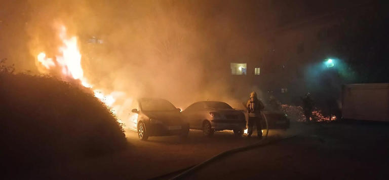 Großbrand in Parndorf: Fünf Fahrzeuge standen in Flammen. Zuvor bereits Einsatz auf der A4. Ursachen werden ermittelt.
