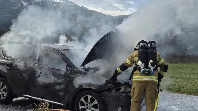 Direkt vor Wohnhaus – Auto komplett ausgebrannt