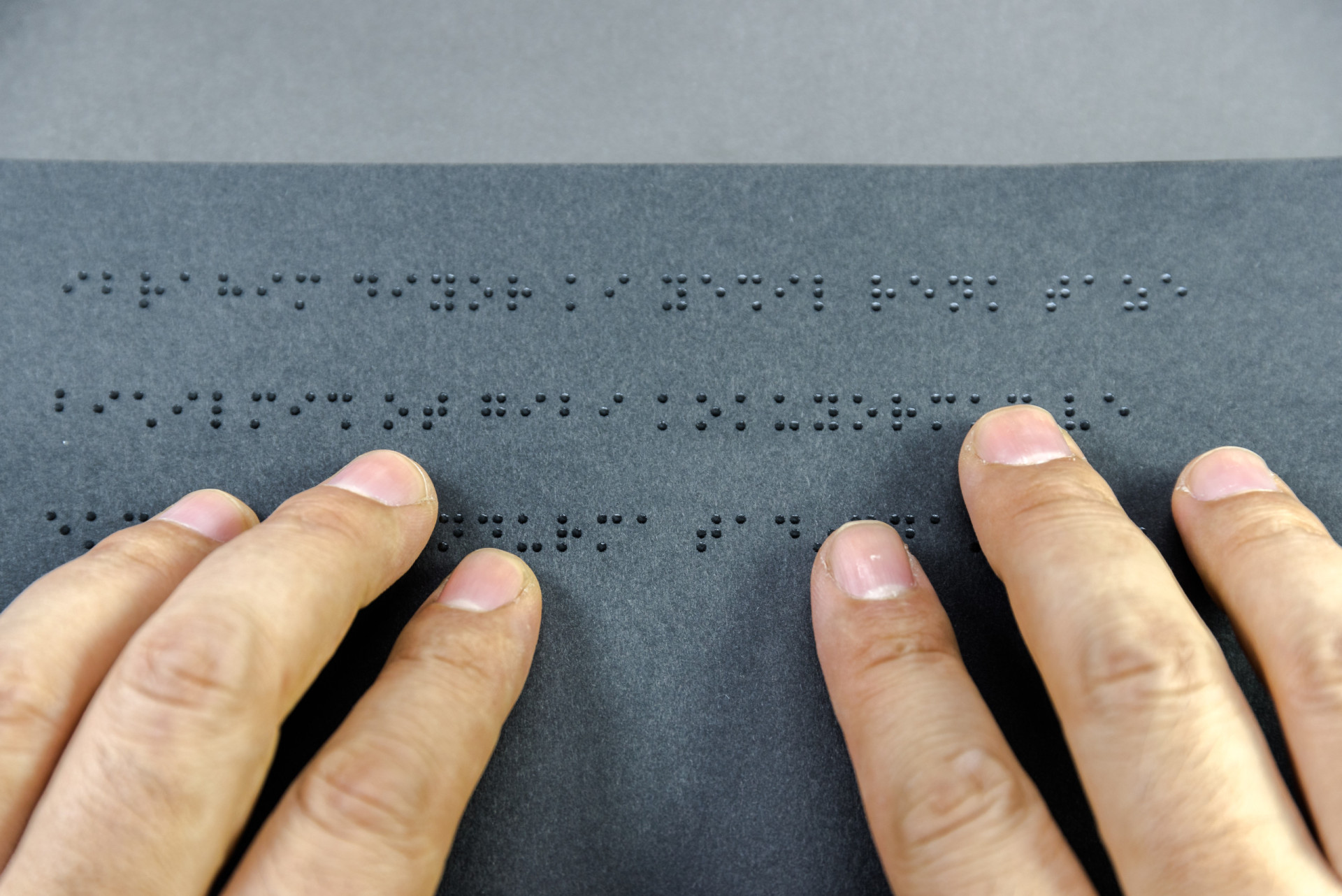 How do deafblind people learn and communicate?