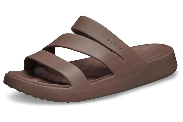 16 surprisingly stylish (and supportive) travel shoes you’d never guess ...