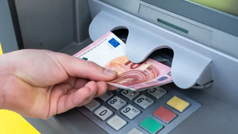 Zoveel kost contant geld opnemen per bank in 2026