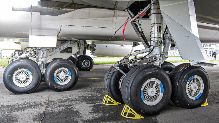 Why the Boeing 747-8's main landing gear needs 16 tires