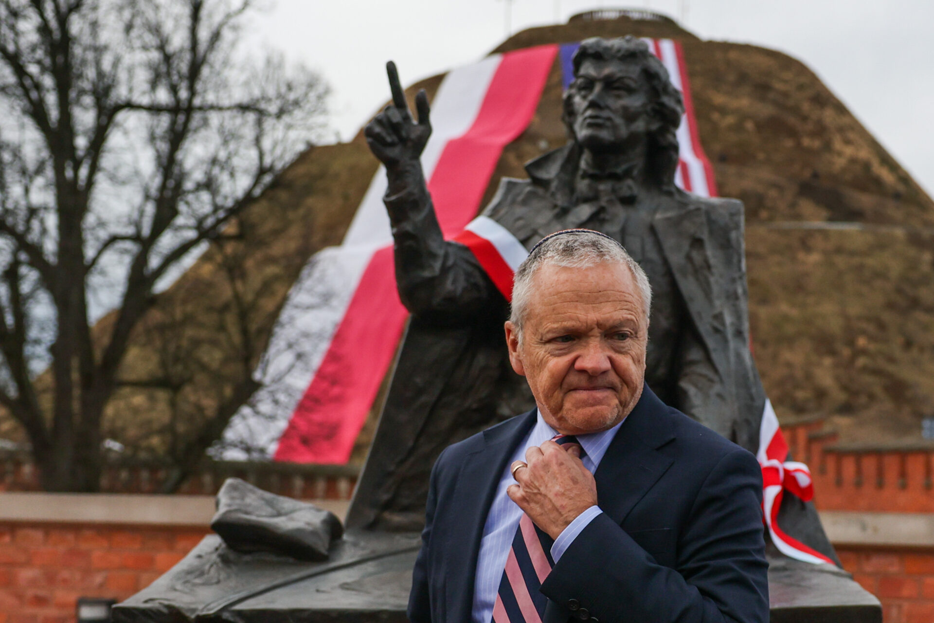 Un hombre de Trump provoca incidente diplomático en país de la Unión Europea.