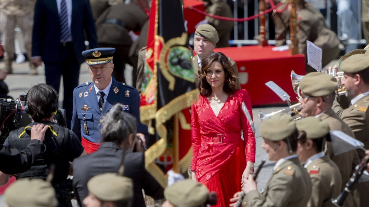 La presidenta de la Comunidad de Madrid, Isabel Díaz Ayuso, a su llegada al acto cívico militar con motivo del Día de la Comunidad de Madrid en la Puerta del Sol, a 2 de mayo de 2024.