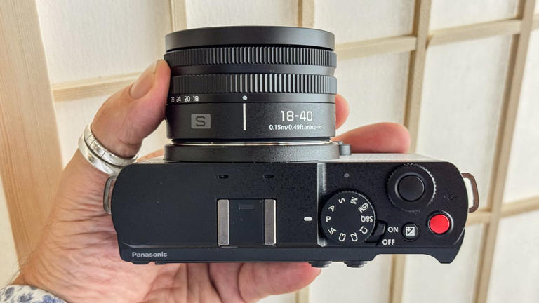 Compact cameras are too expensive. This mirrorless feels like one – and ...