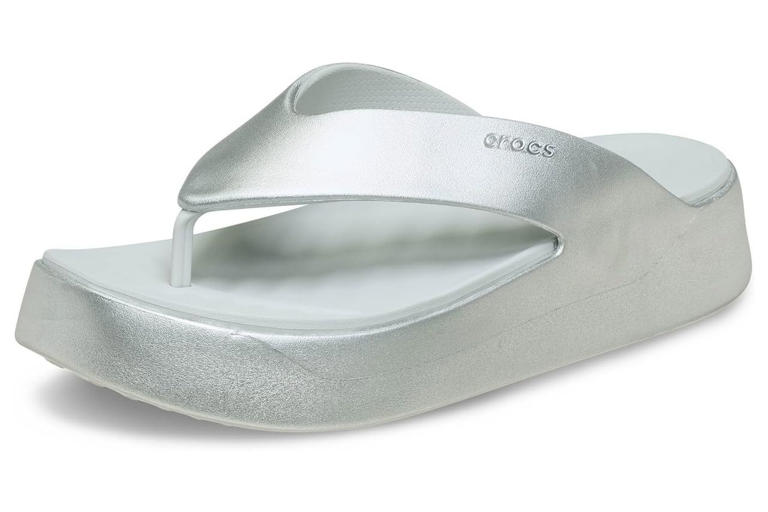 16 surprisingly stylish (and supportive) travel shoes you’d never guess ...