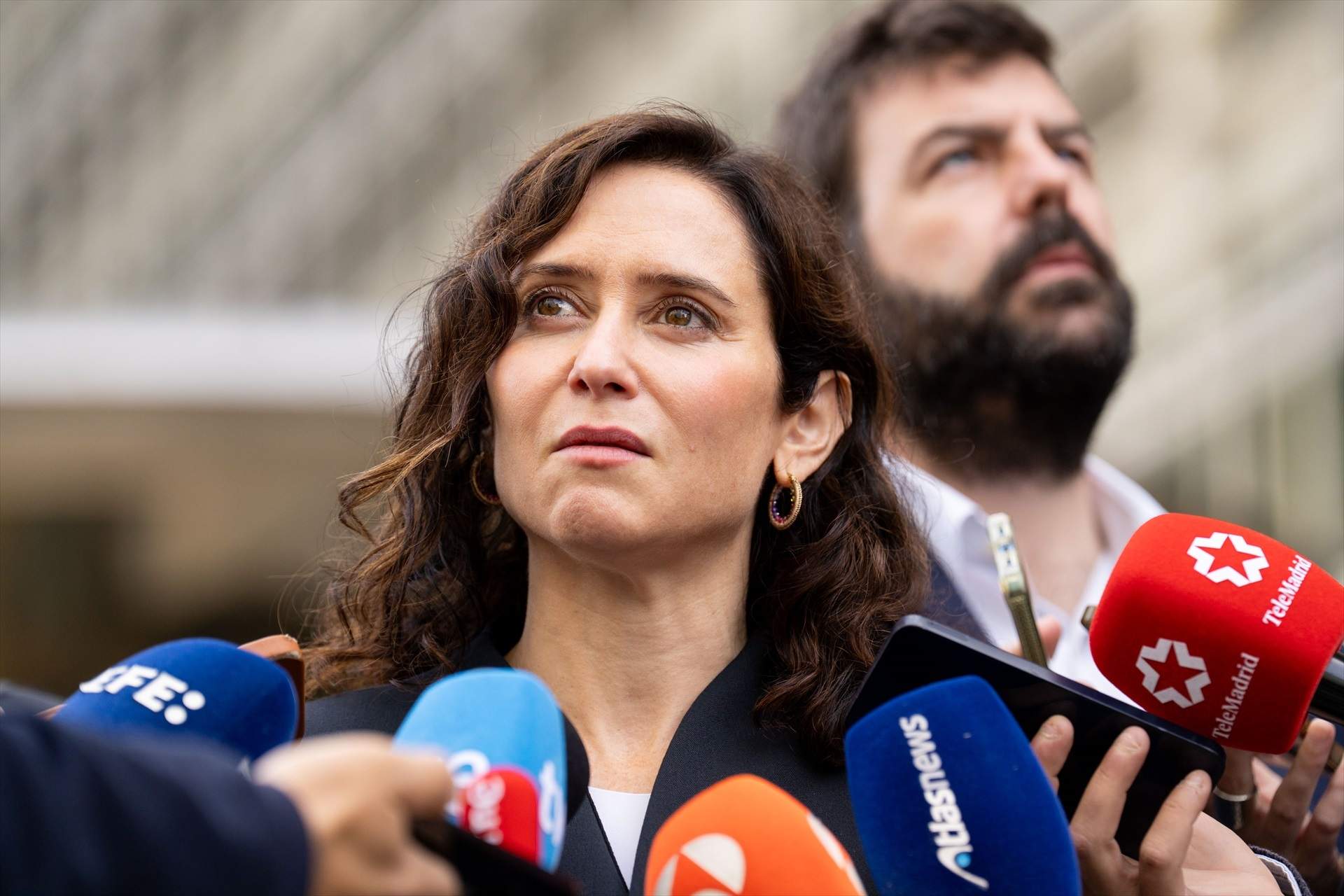 Ayuso se opone al pacto para la "prioridad nacional" de PP y Vox en ...