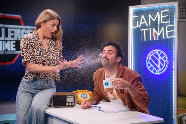 Ο Τ. Δέδες στο Allwyn Game Time περιγράφει αγώνα της ΑΕΚ και υποδύεται ...