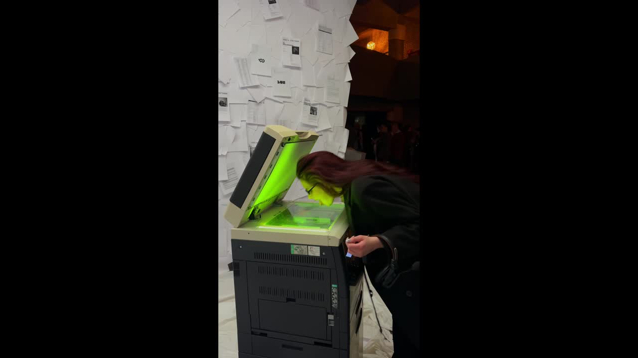 Woman’s goofy copy‑machine moment goes viral after she scans her face ...
