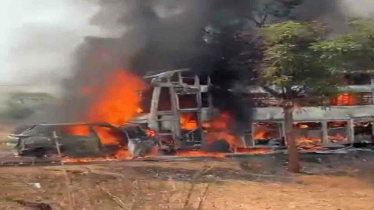 Car, Bus Catches Fire | ట్రావెల్స్‌ బస్సును ఢీకొట్టిన కారు.. చెలరేగిన ...