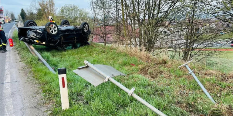 Nach Überschlag: Lenkerin rettet sich selbst aus Unfallauto