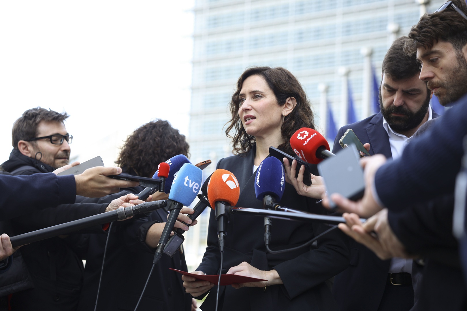 Ayuso reivindica su "foto de libertad" frente a la "reunión de narco ...