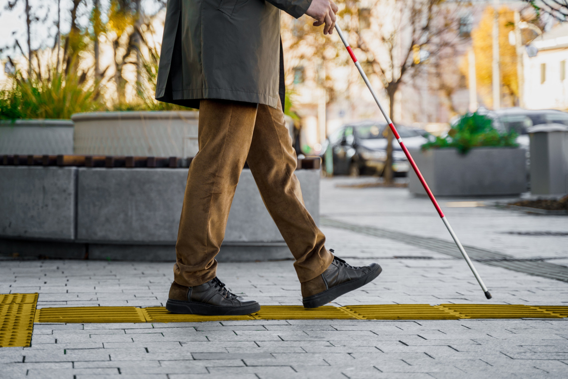 How do deafblind people learn and communicate?