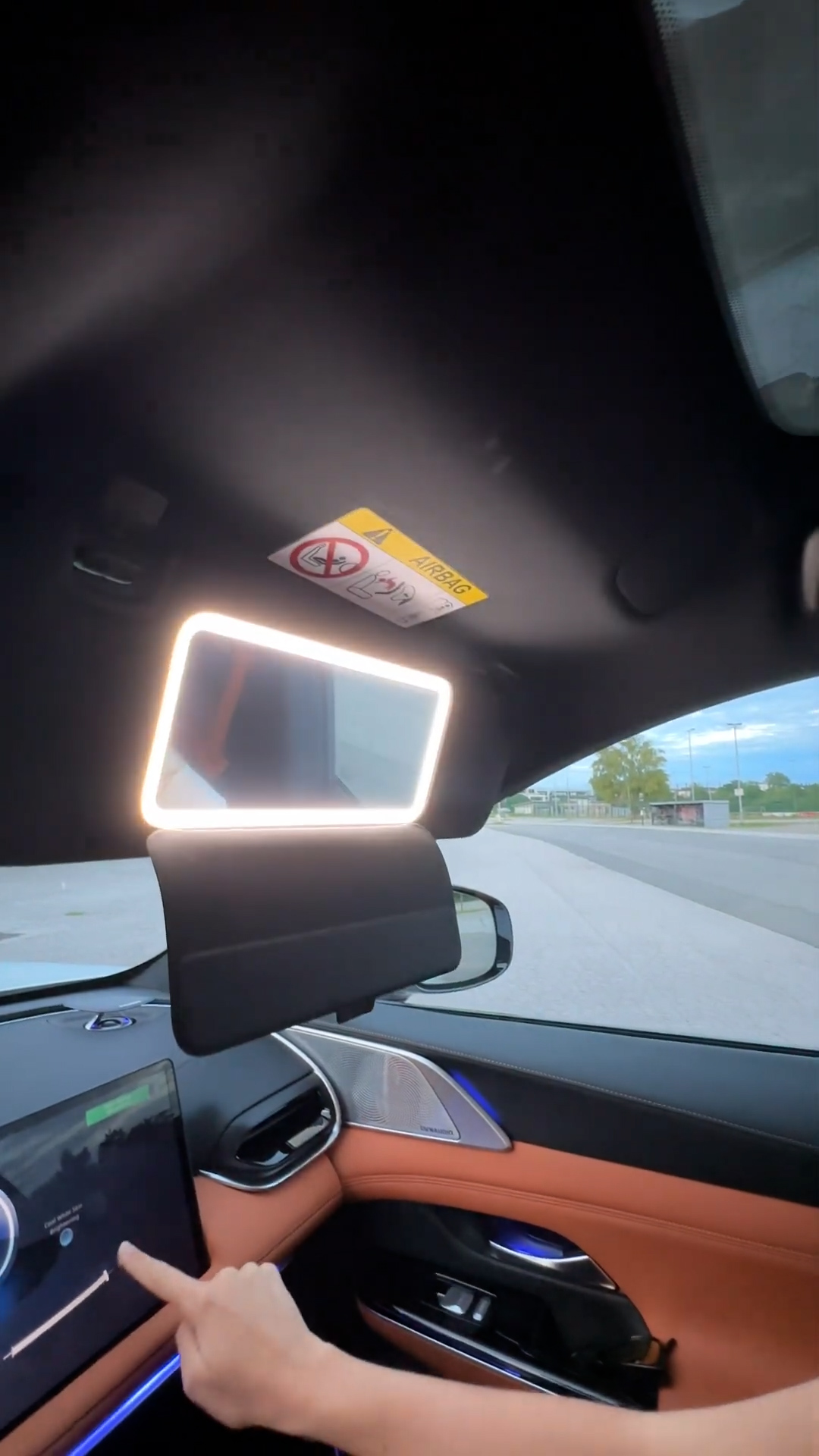 How is the cabin lighting in the XPeng G9 set up?