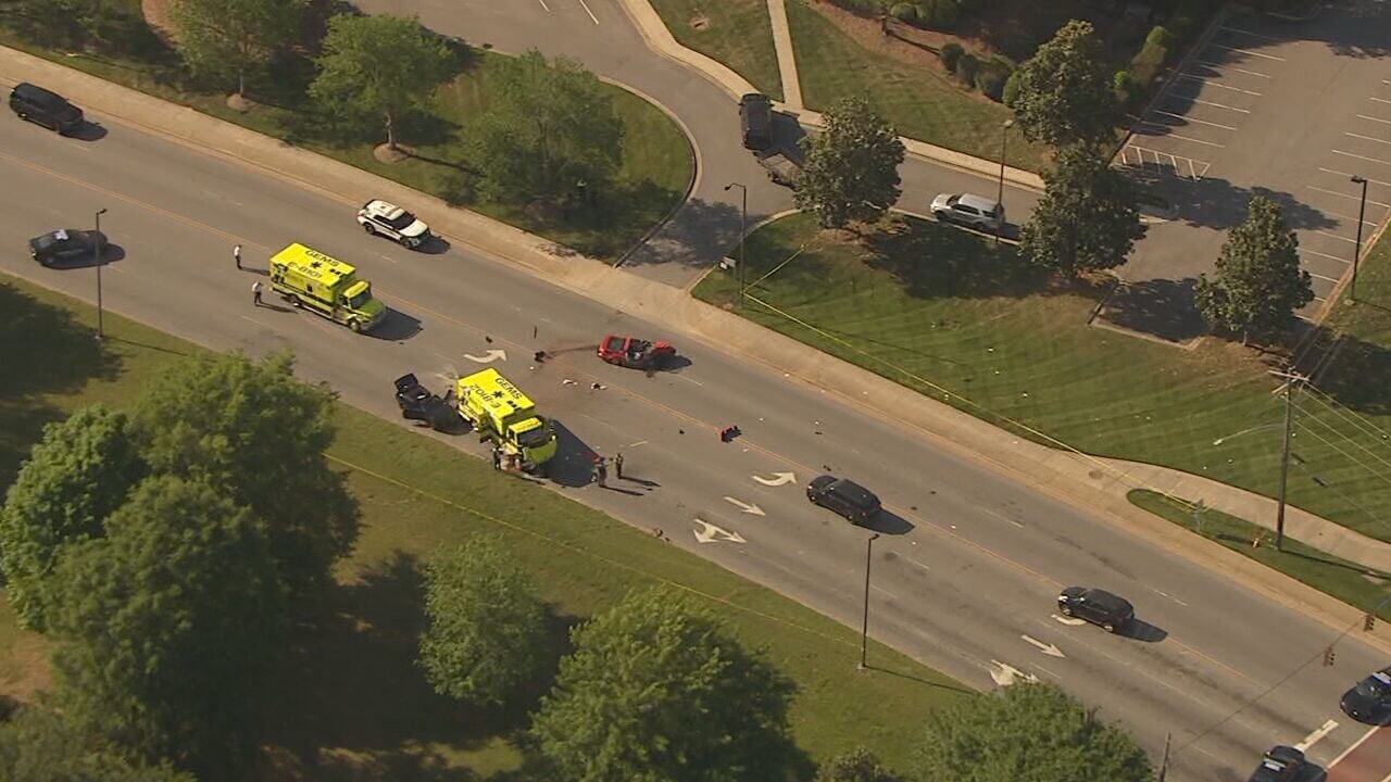 5 hurt after crash involving Gaston County ambulance, 2 vehicles
