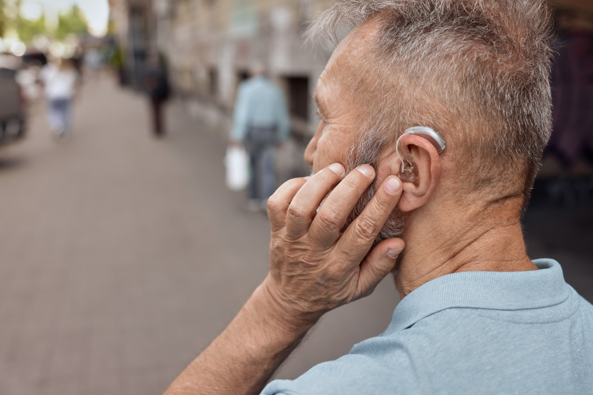 How do deafblind people learn and communicate?