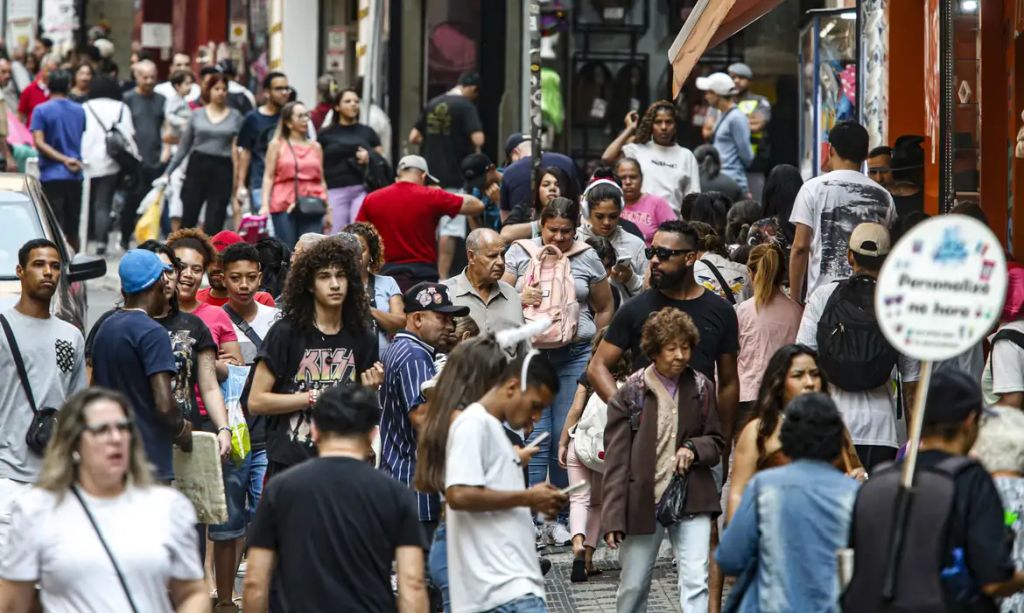 Movimento no comércio de São Paulo na rua 25 de Março, após o anúncio do aumento do PIB Paulo Pinto / Agência Brasil