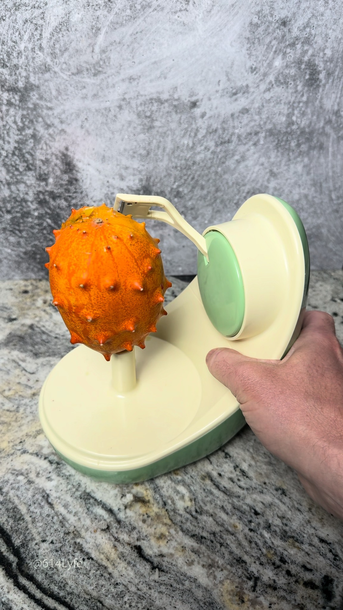 How to peel a horned melon easily