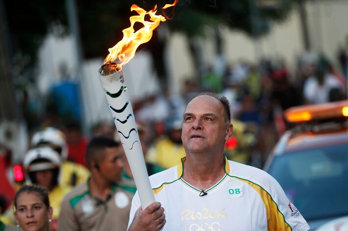 Oscar Schmidt durante o revezamento da Tocha Olimpica para os Jogos Olímpicos Rio-2016 Foto: Marcos de Paula/Rio2016