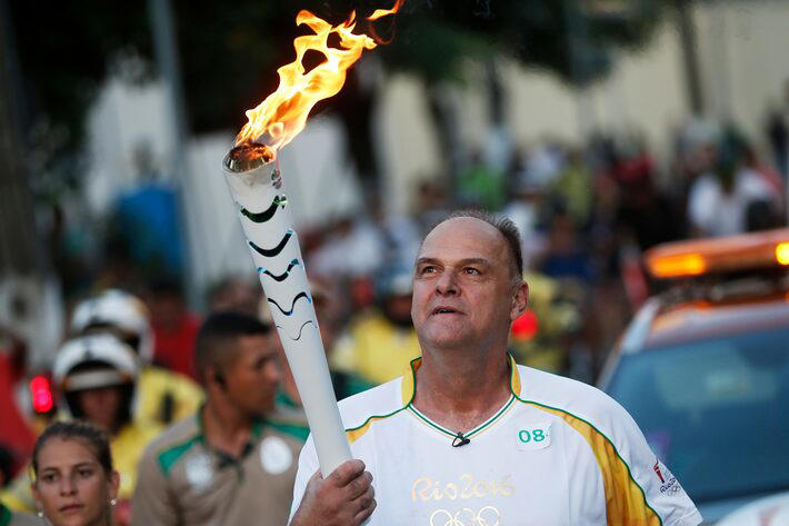 Oscar Schmidt durante o revezamento da Tocha Olimpica para os Jogos Olímpicos Rio-2016 Foto: Marcos de Paula/Rio2016