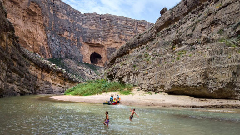 Big Bend glamping business denounces border wall plans