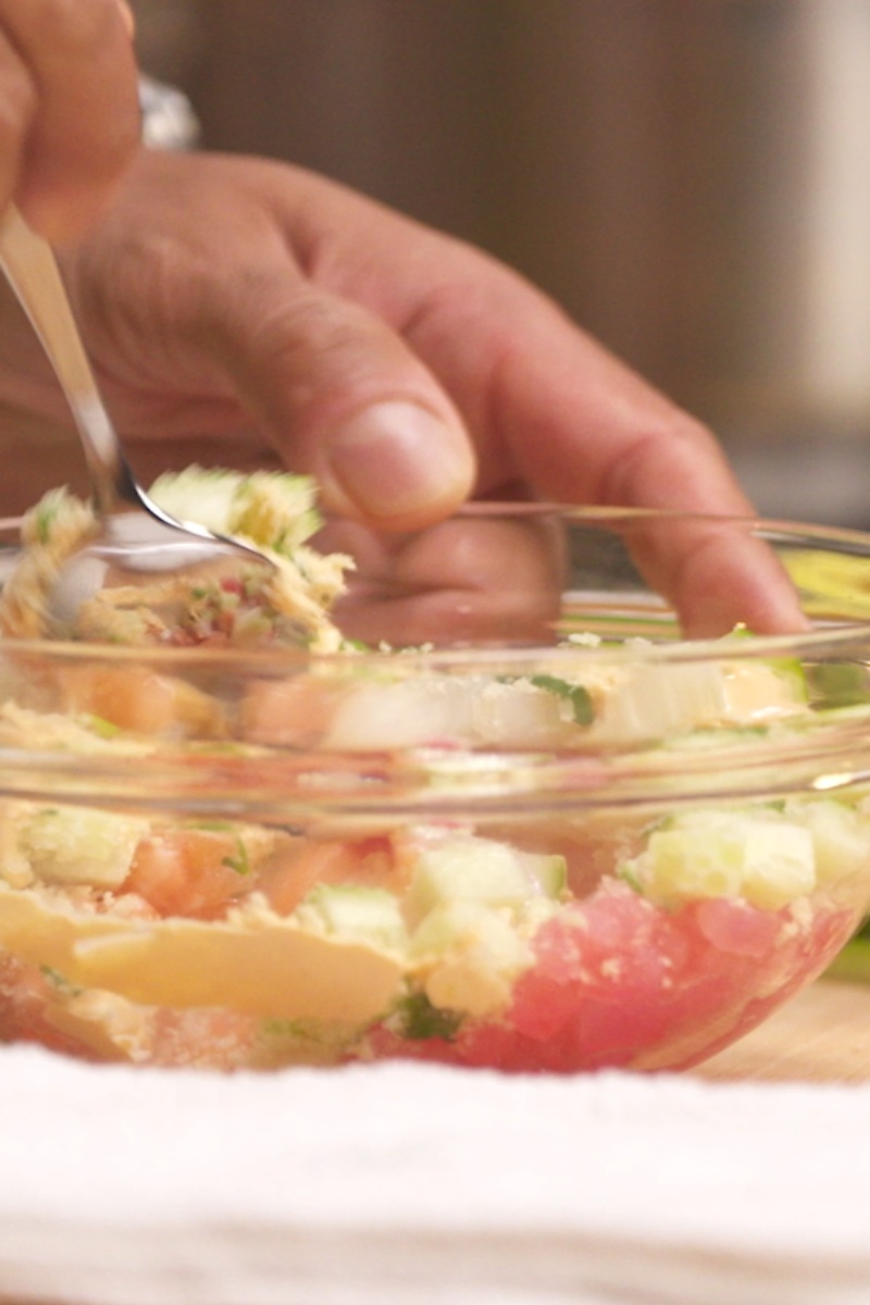 Relleno de onigiri estilo arco iris con vieiras y mayonesa picante