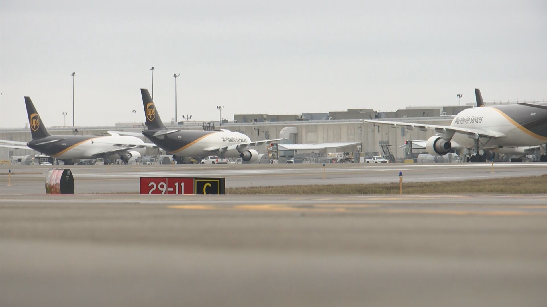 SDF runway intrusion interrupts UPS landing